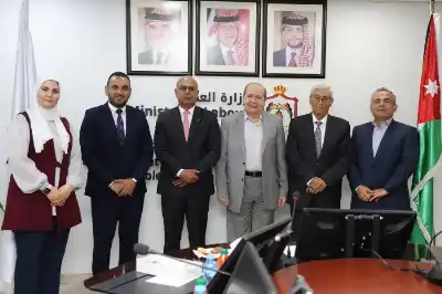 وزارة العمل ومستشفى العقبة الجامعي يوقعان