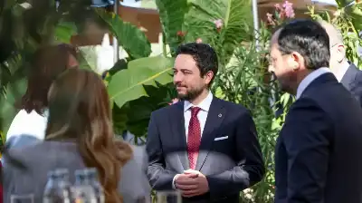 مندوبا عن الملك.. ولي العهد يشارك