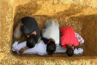 حكم توجيه الميت للقبلة: هل يضر