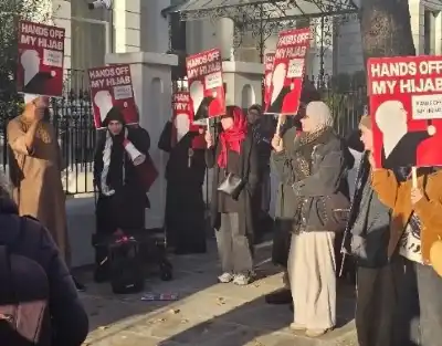 “ارفعوا أيديكم عن حجابي”.. احتجاج طلابي أمام