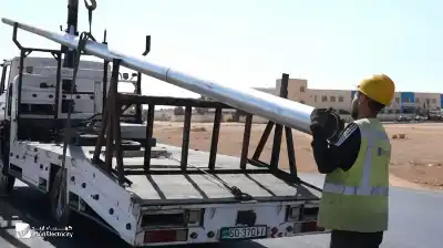 كهرباء إربد تباشر إنارة الشارع المحاذي