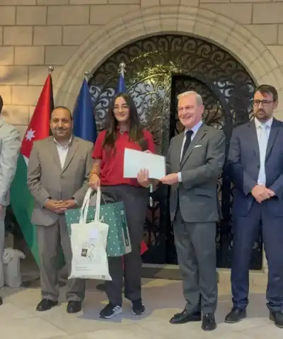 السفير الفرنسي يكرّم الطالبة لمار الراميني